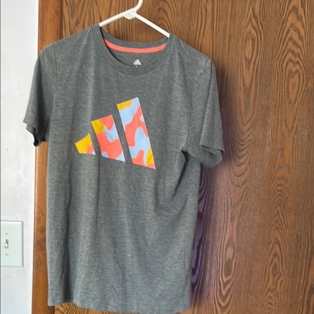 EUC Adidas Kids Gray Tee with Multicolor Logo. Size L (14/16)